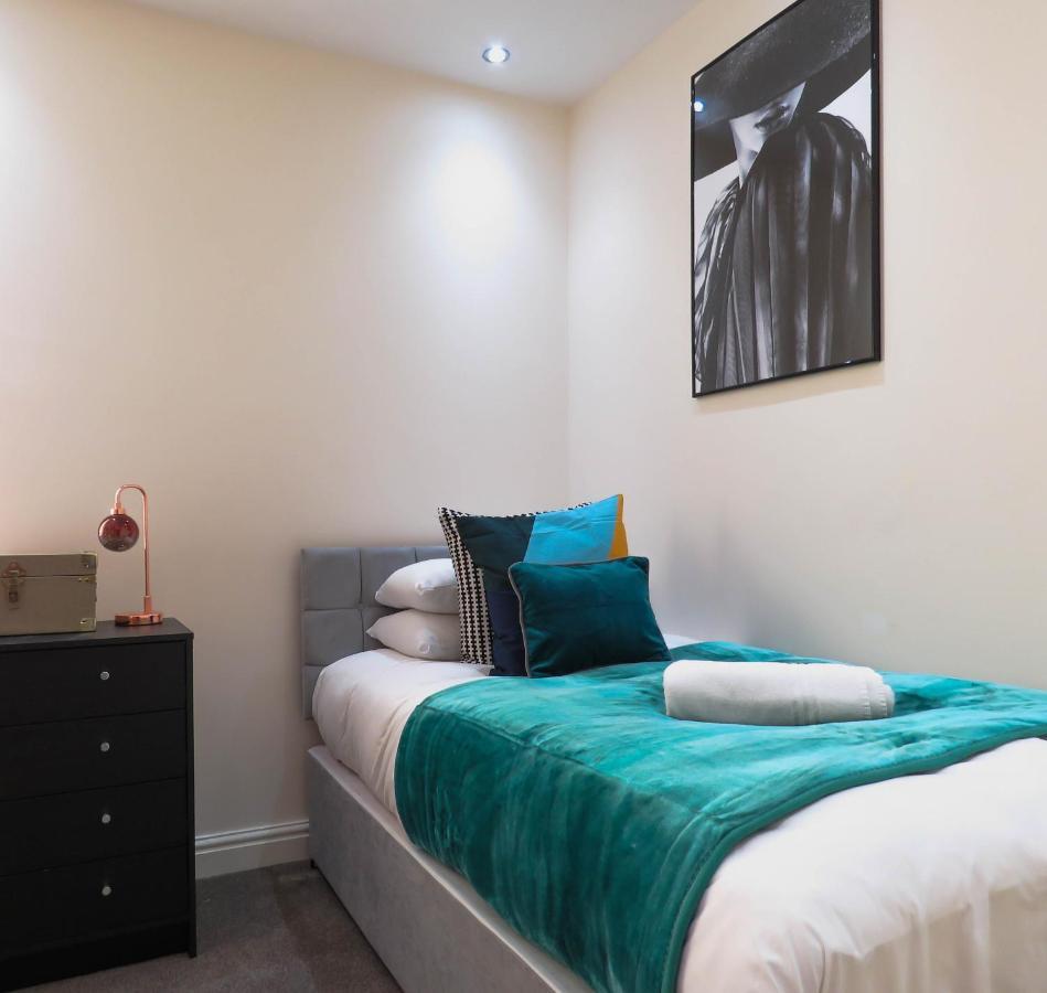 Tudors Esuites Four Bedroom House Бирмингем Экстерьер фото
