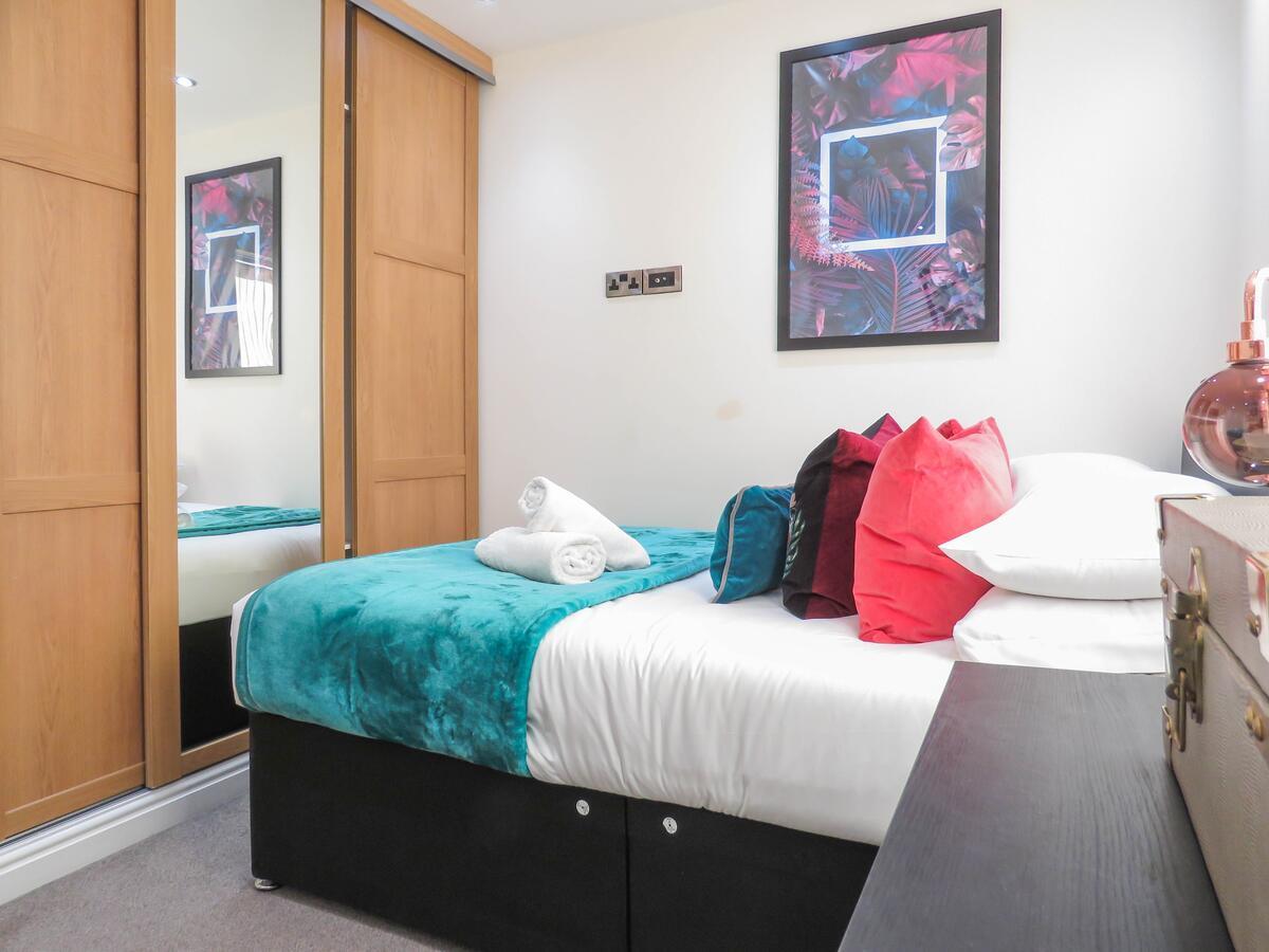 Tudors Esuites Four Bedroom House Бирмингем Экстерьер фото