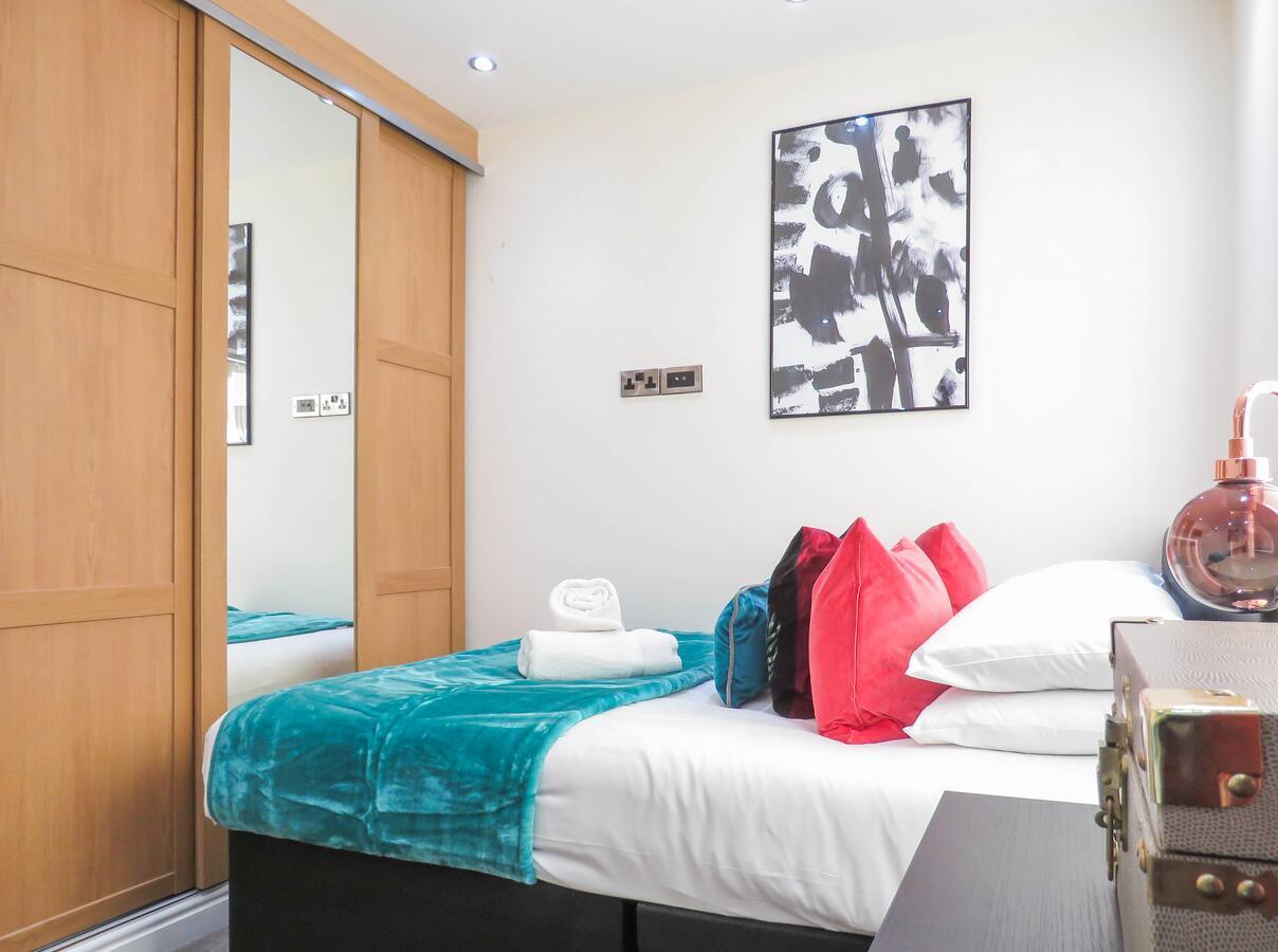 Tudors Esuites Four Bedroom House Бирмингем Экстерьер фото