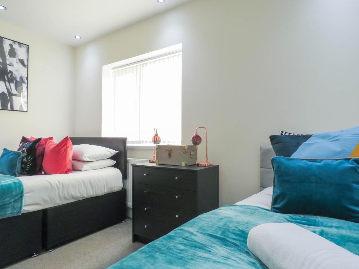 Tudors Esuites Four Bedroom House Бирмингем Экстерьер фото